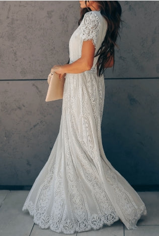 Vestido longo de renda com decote em V e mangas curtas