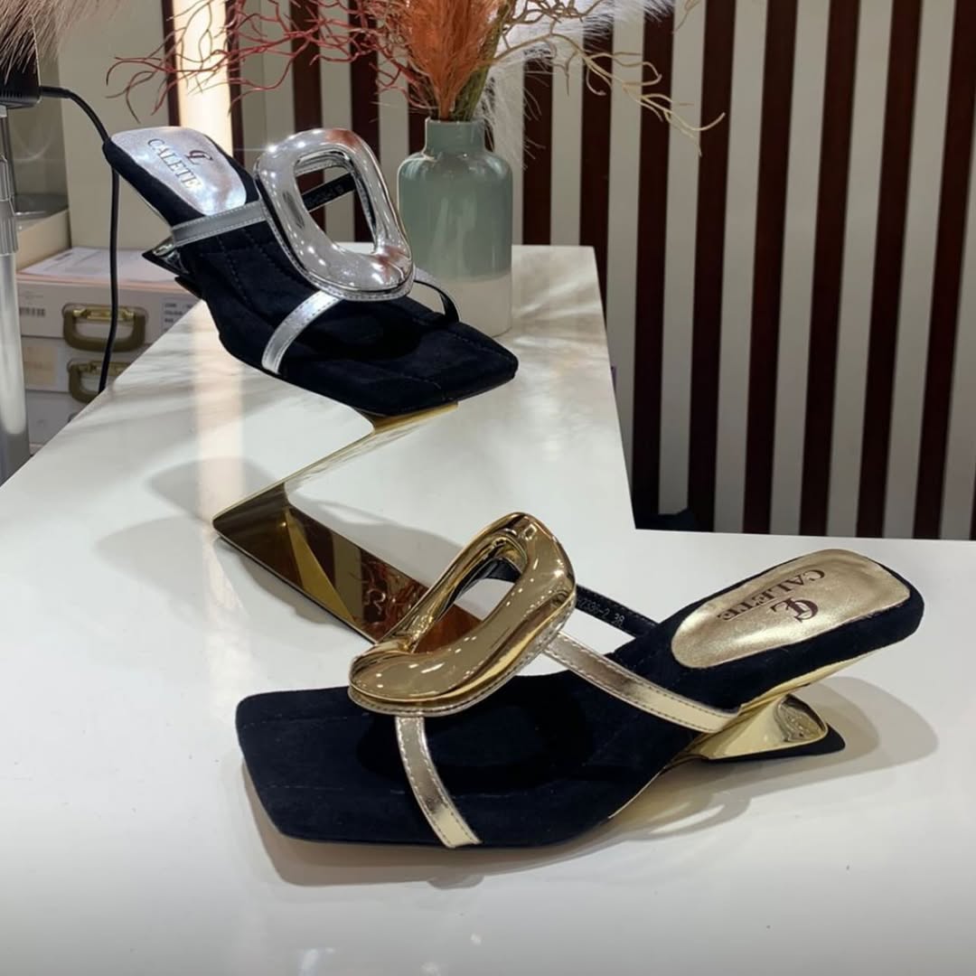 Sandálias de salto baixo estilo argola da moda feminina de verão