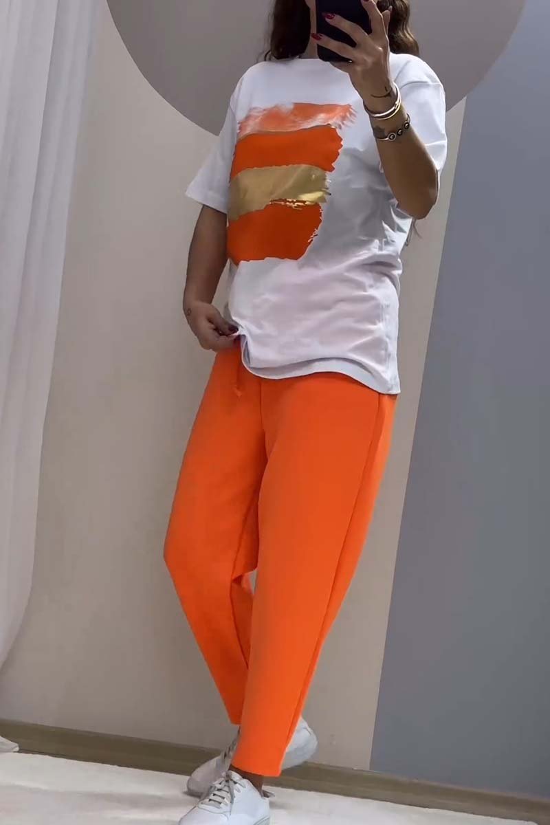 Fato casual em folha de ouro, composto por blusa e calças