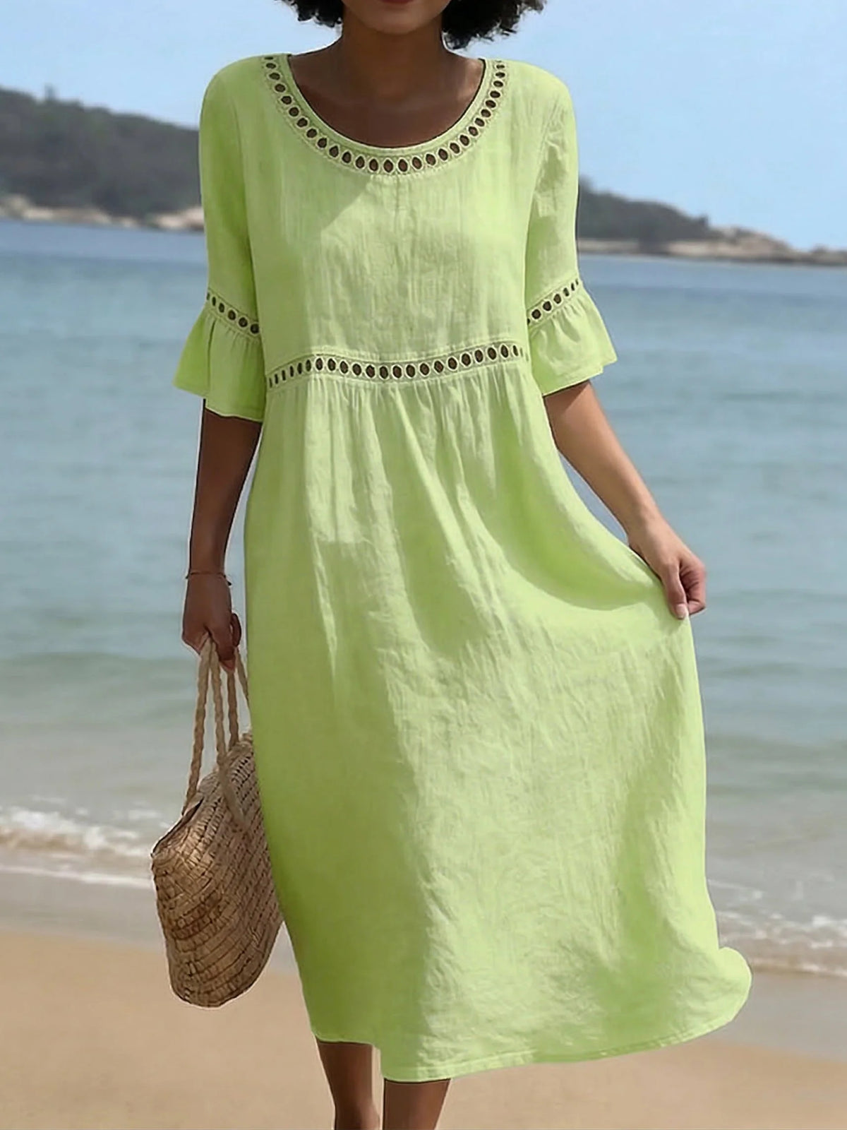 Vestido de menina confecionado em algodão e linho, confortável, com renda e corte largo.