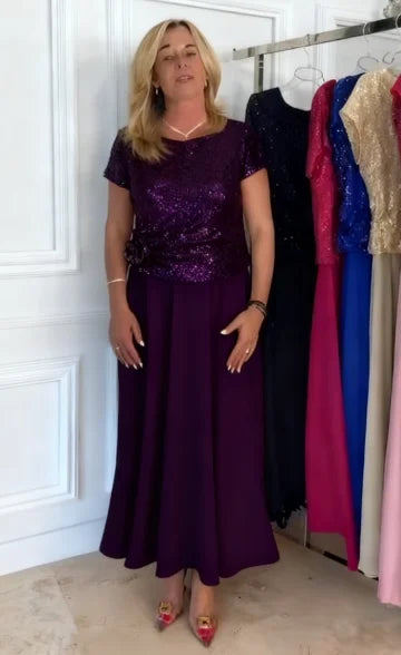Vestido de manga curta decorado com lantejoulas e flores no corpete