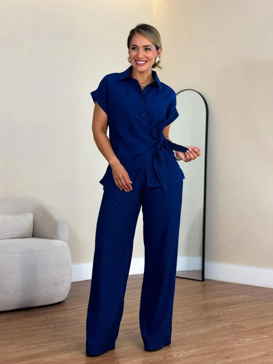 Um conjunto elegante com atilhos frontais