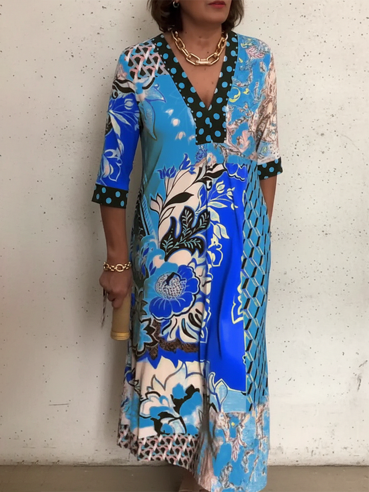 vestido com estampa floral e decote em V