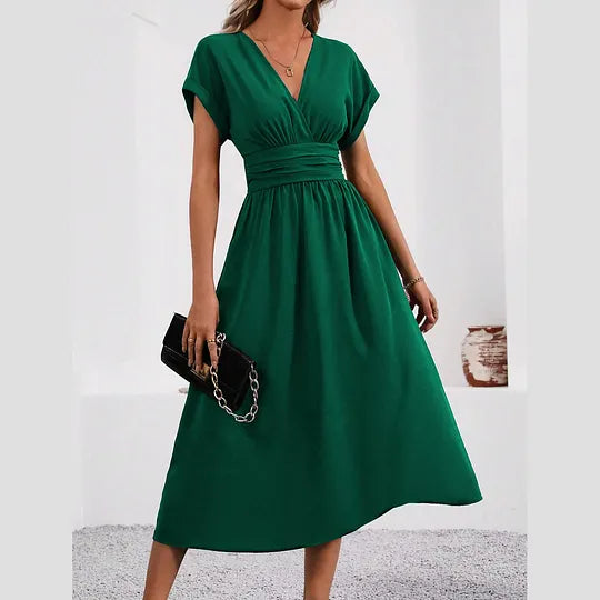 Vestido de menina com decote em V e modelagem ajustada
