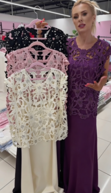 Camisola de manga curta com gola redonda e detalhes vazados + saiote