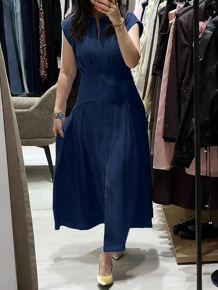 Vestido de senhora em algodão e linho, liso, sem mangas, com decote em V e corte largo.