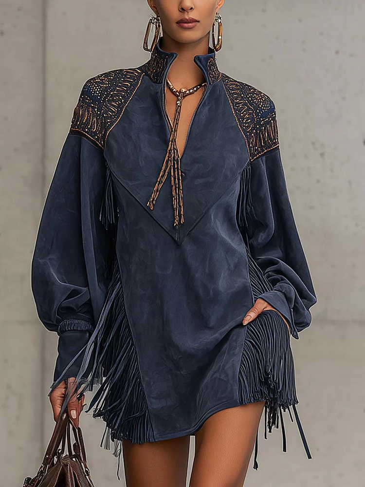 Vestido curto azul-índigo com imitação de camurça, bordado com franjas e gola alta