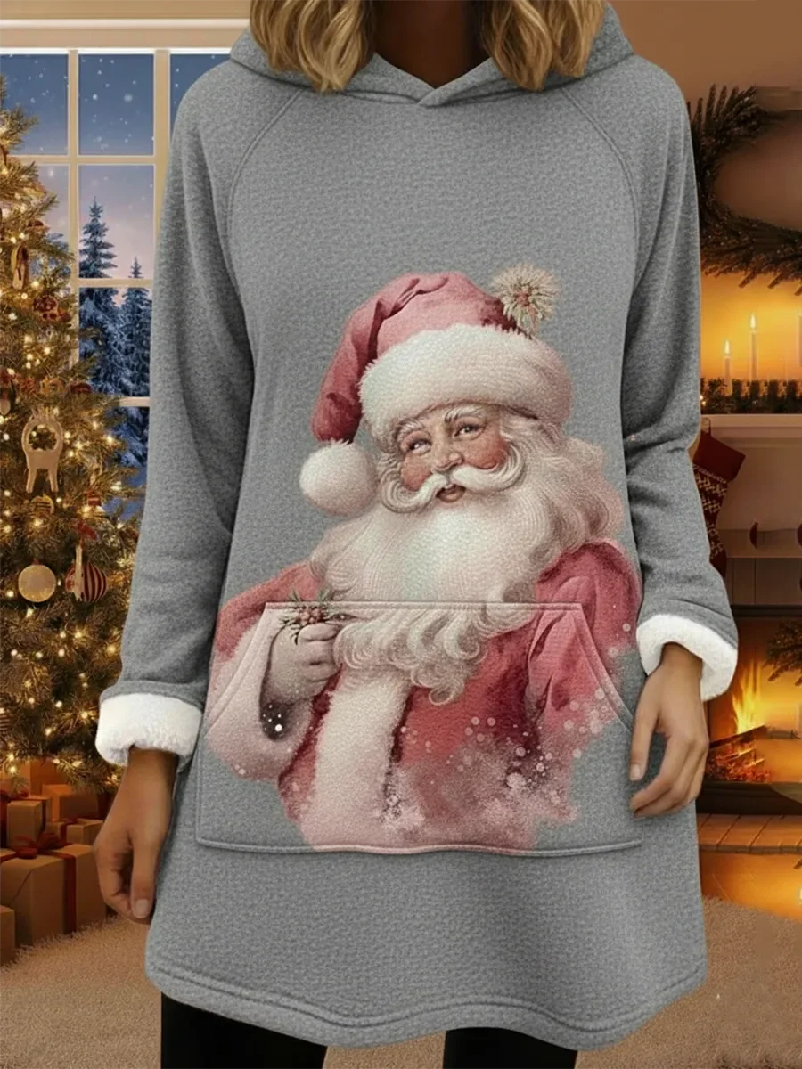 O casaco comprido e largo com capuz apresenta um estampado de Pai Natal