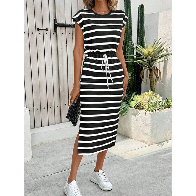 Vestido midi de menina às riscas com fenda e amarração na cintura