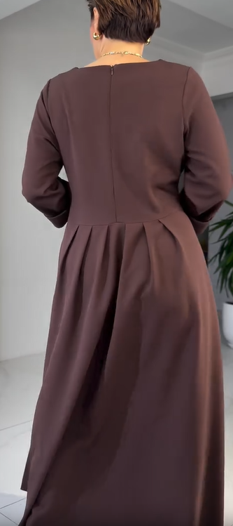 Vestido de mulher castanho da moda com fivela na cintura