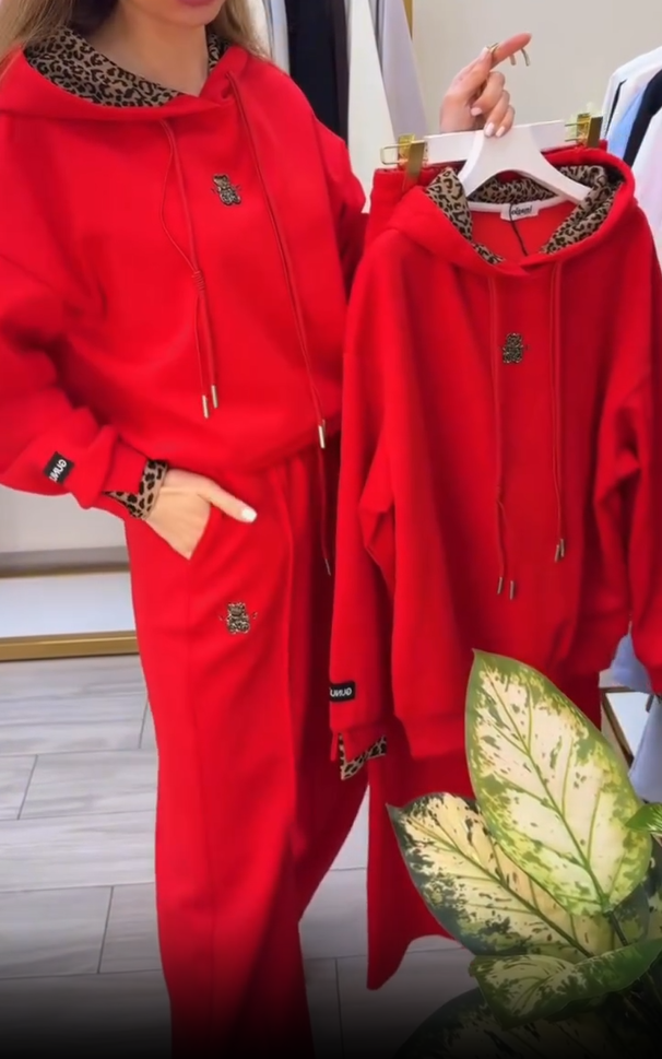 Elegante conjunto de menina com capuz e padrão leopardo, confortável para o dia a dia