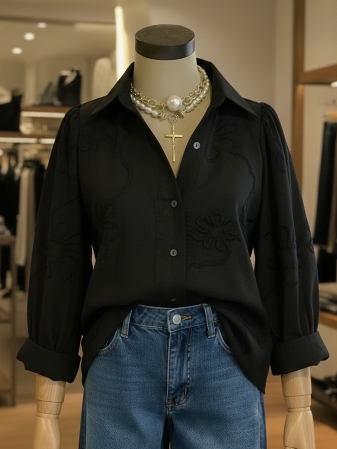 Polo romântico com bordado floral