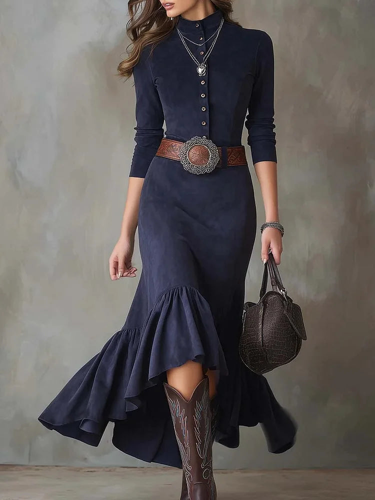 Vestido comprido azul-marinho com gola alta e fecho frontal de botões, mais curto à frente e mais comprido atrás (incluindo o cinto).