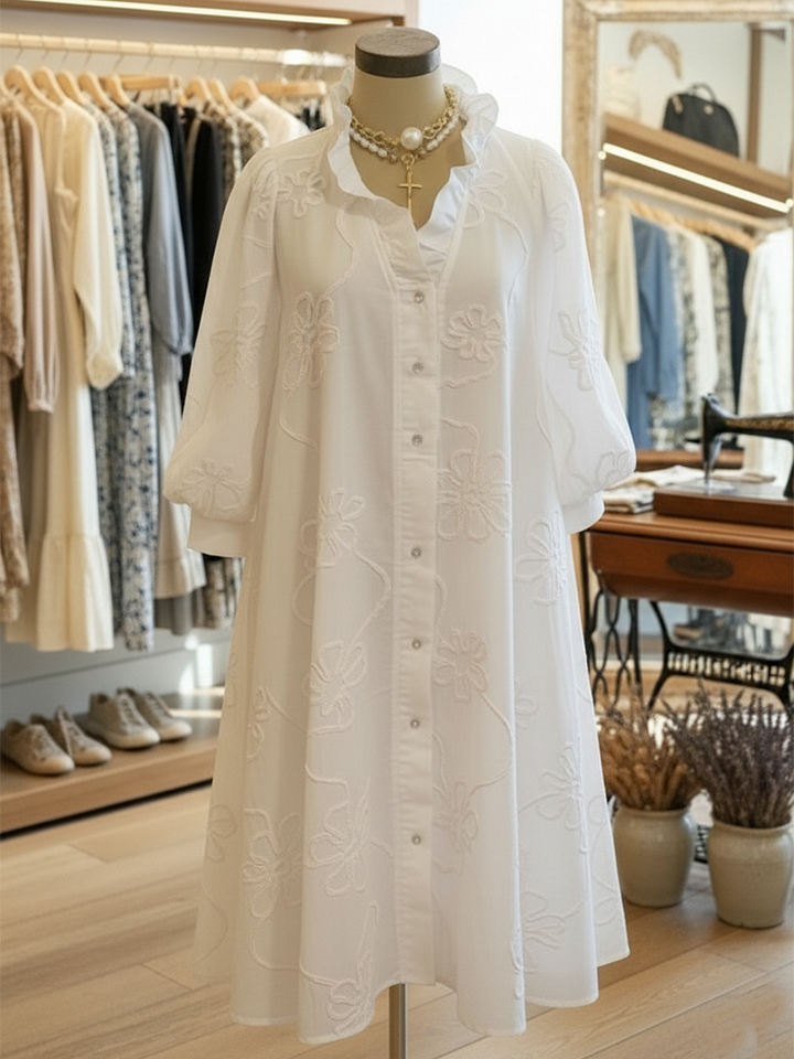Vestido camiseiro romântico casual com gola babada