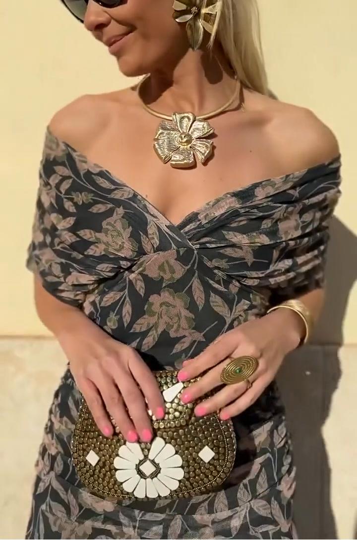 Vestido estampado para menina com decote em V e ombros de fora