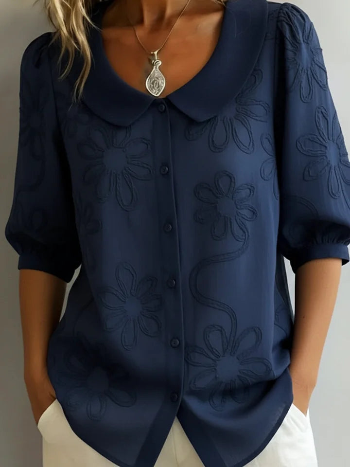Camisa vintage com gola alta e flores bordadas