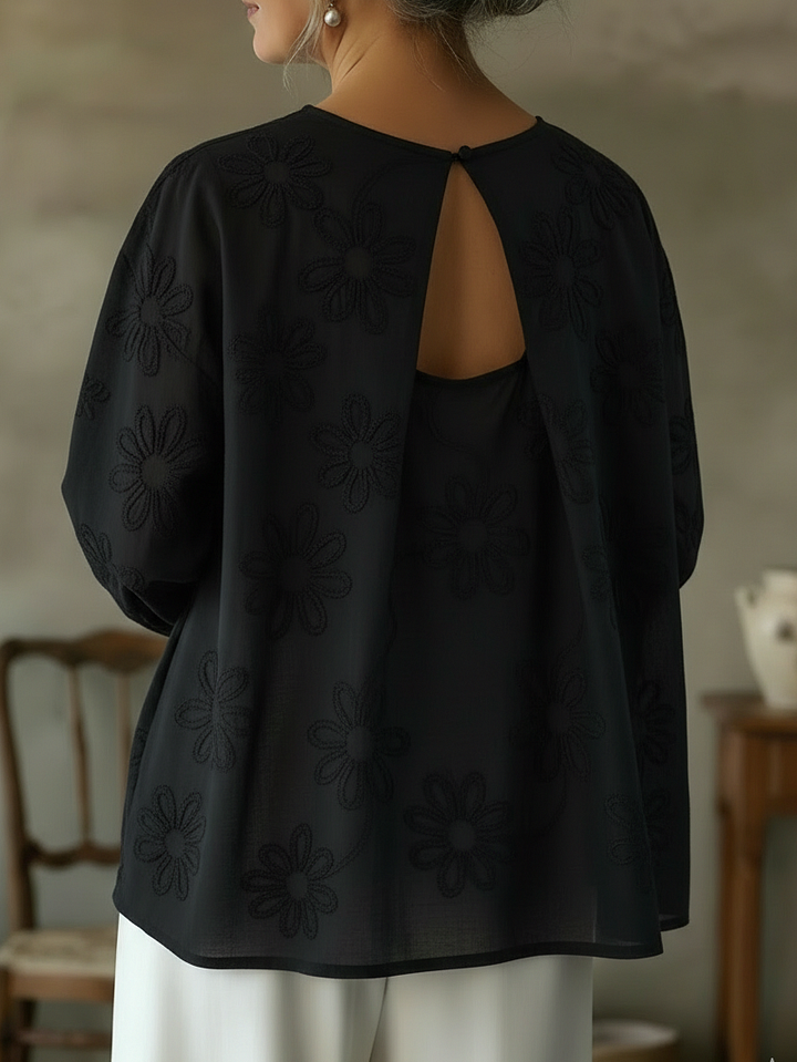 Camisa romântica com bordado floral vazado
