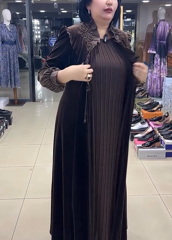 O vestido de lantejoulas exclusivo apresenta um design de decote diferenciado