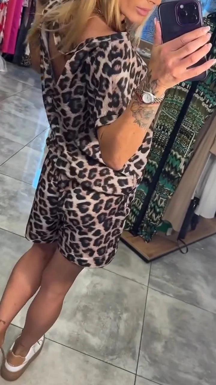 Blusa de mulher com estampa de leopardo e calções casuais
