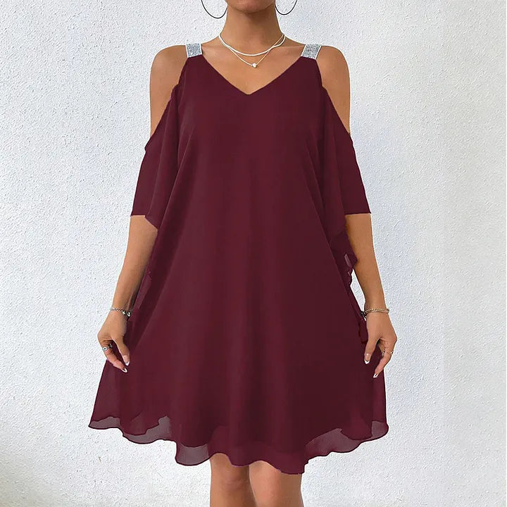 Vestido de menina com decote em V e ombros à mostra