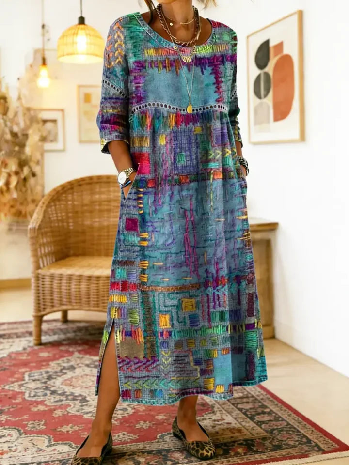 Vestido de mulher em algodão com estampado étnico e patchwork, com acabamento em renda.