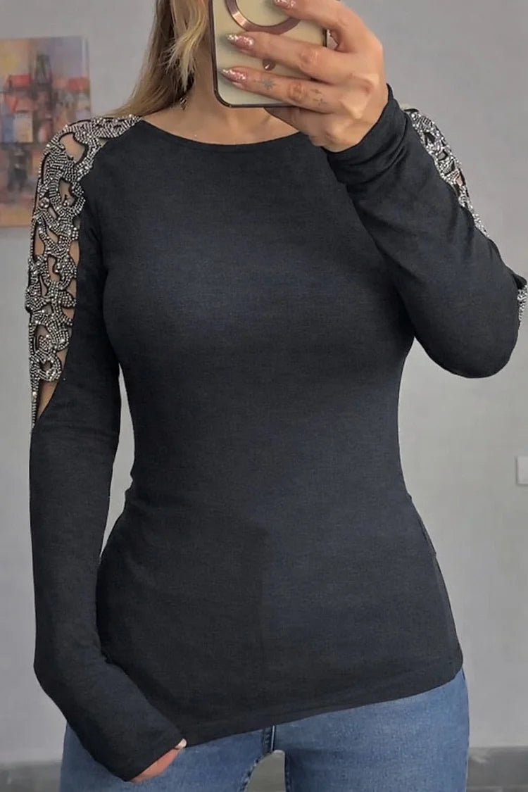 Blusa casual para mulher com gola redonda e detalhes vazados em strass