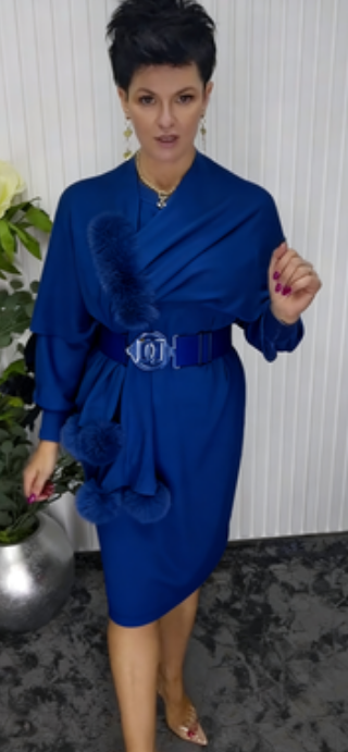 Um vestido de mangas compridas com decote redondo e um xaile decorado com elementos de pelúcia.