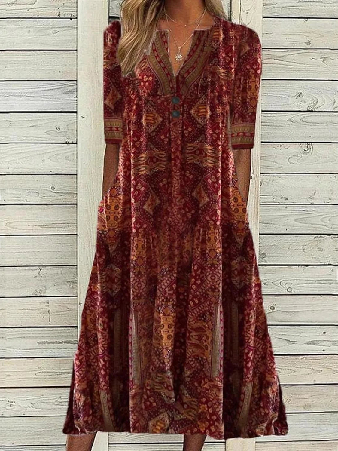 Vestido estilo étnico com decote em V e corte regular
