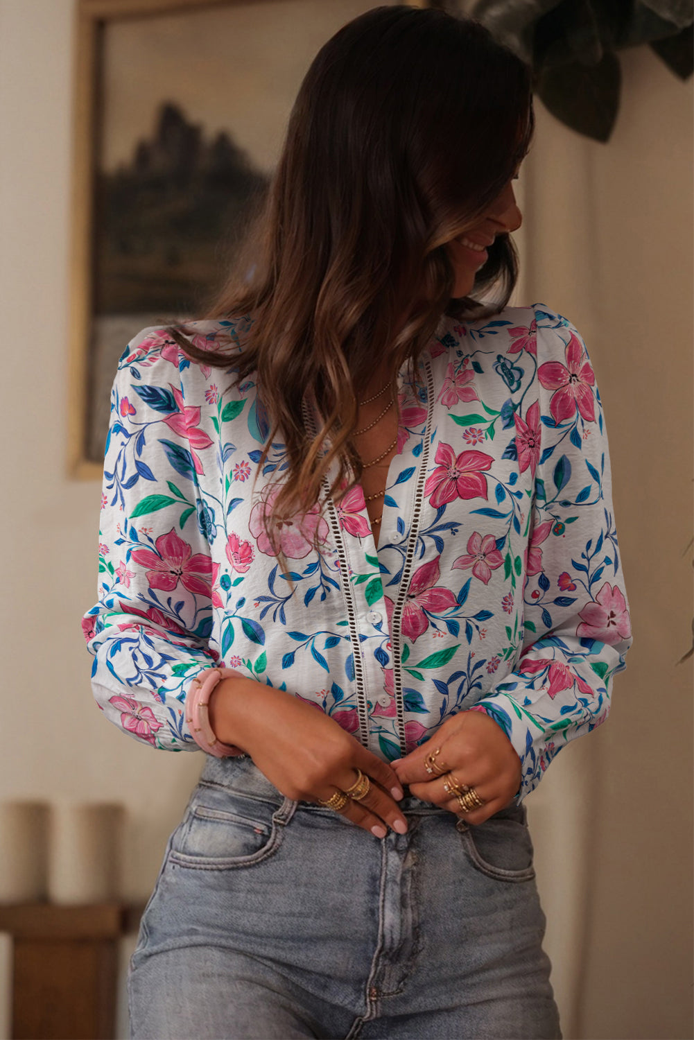 Camisa de manga comprida com botões e estampado floral rosa e detalhes em renda
