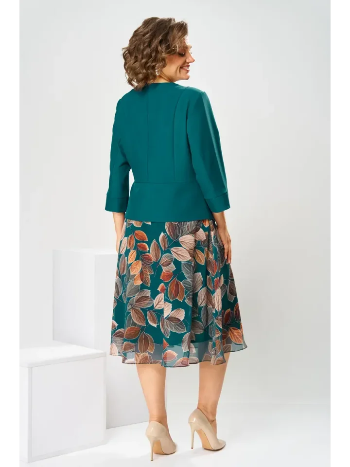 Um vestido elegante com gola vazada e cinto em forma de folha.