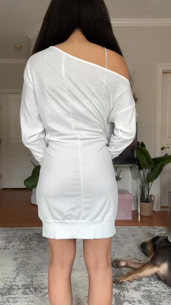 Vestido de menina com estampado de carta de baralho e ombros caídos
