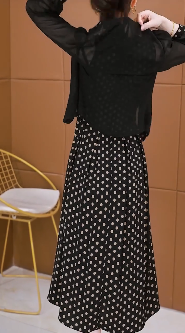 Vestido de menina às bolinhas + casaquinho de chiffon
