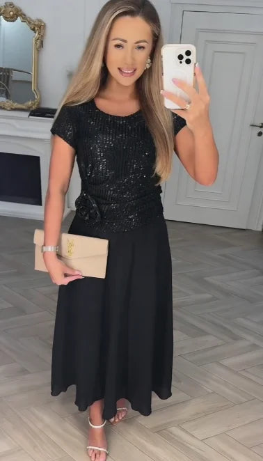 🌼 Vestido de noite com manga curta e decote redondo, decorado com lantejoulas.
