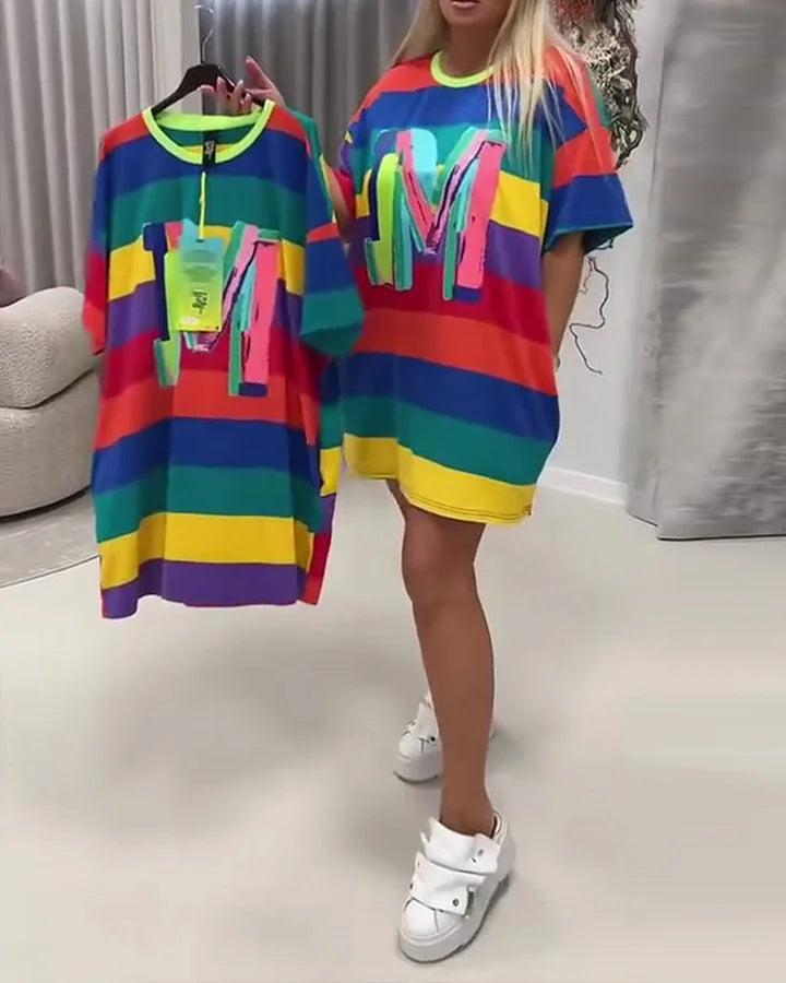 Vestido às riscas com as cores do arco-íris e letras
