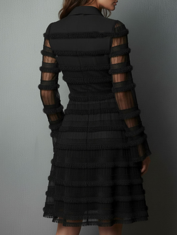 Vestido preto em tule com textura de franjas e camadas
