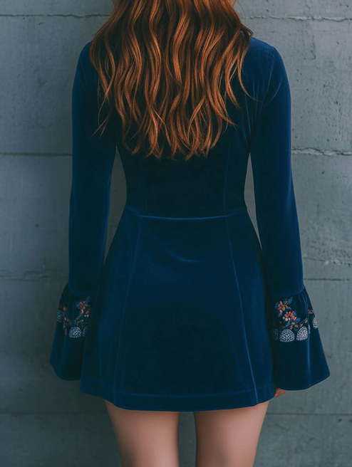Vestido de veludo azul estilo boémio