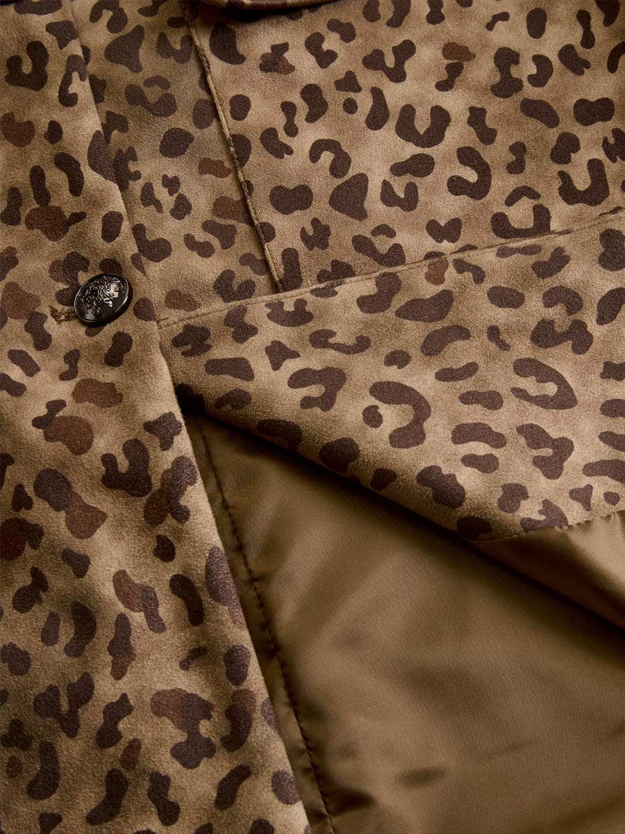 Casaco retro com estampa de leopardo feito de camurça ecológica