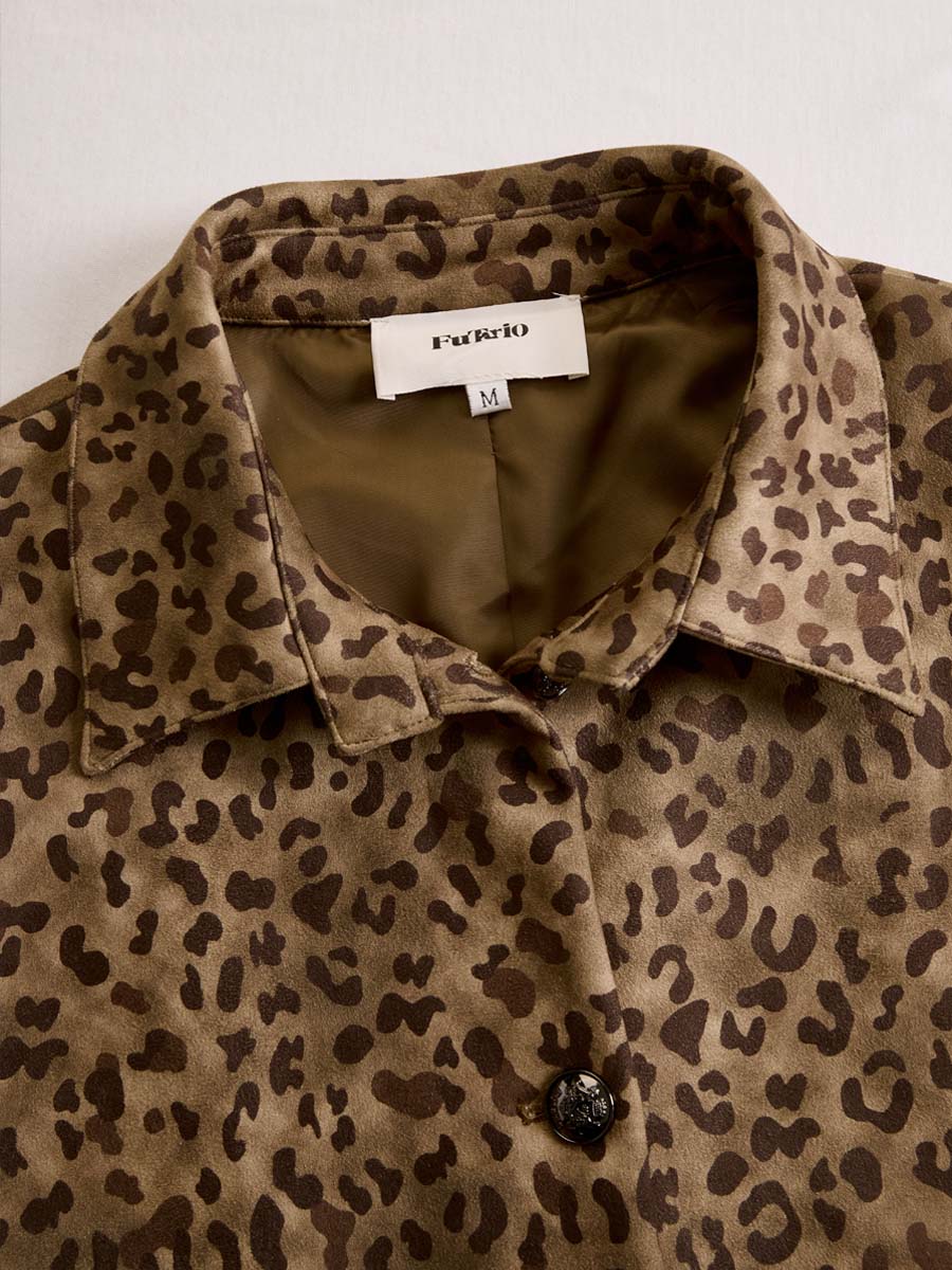 Casaco retro com estampa de leopardo feito de camurça ecológica