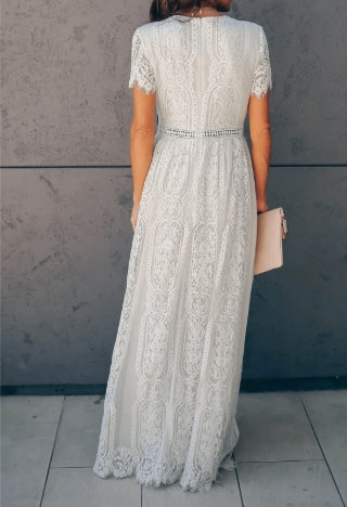 Vestido longo de renda com decote em V e mangas curtas
