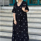 Vestido comprido em algodão com decote em V e bordado às bolinhas preto