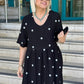 Vestido comprido em algodão com decote em V e bordado às bolinhas preto