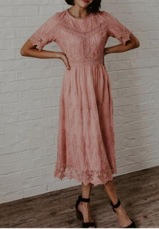 Vestido de gola redonda estampado com renda pura