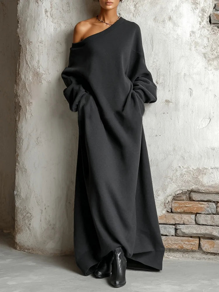 Vestido com capuz e ombros à mostra