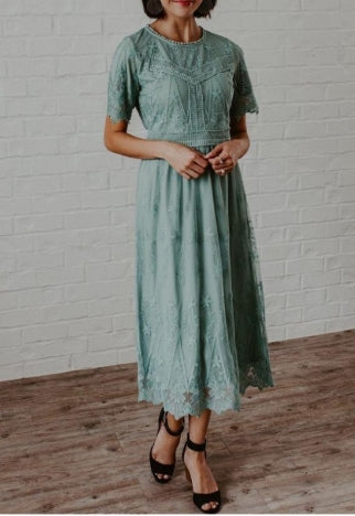 Vestido de gola redonda estampado com renda pura