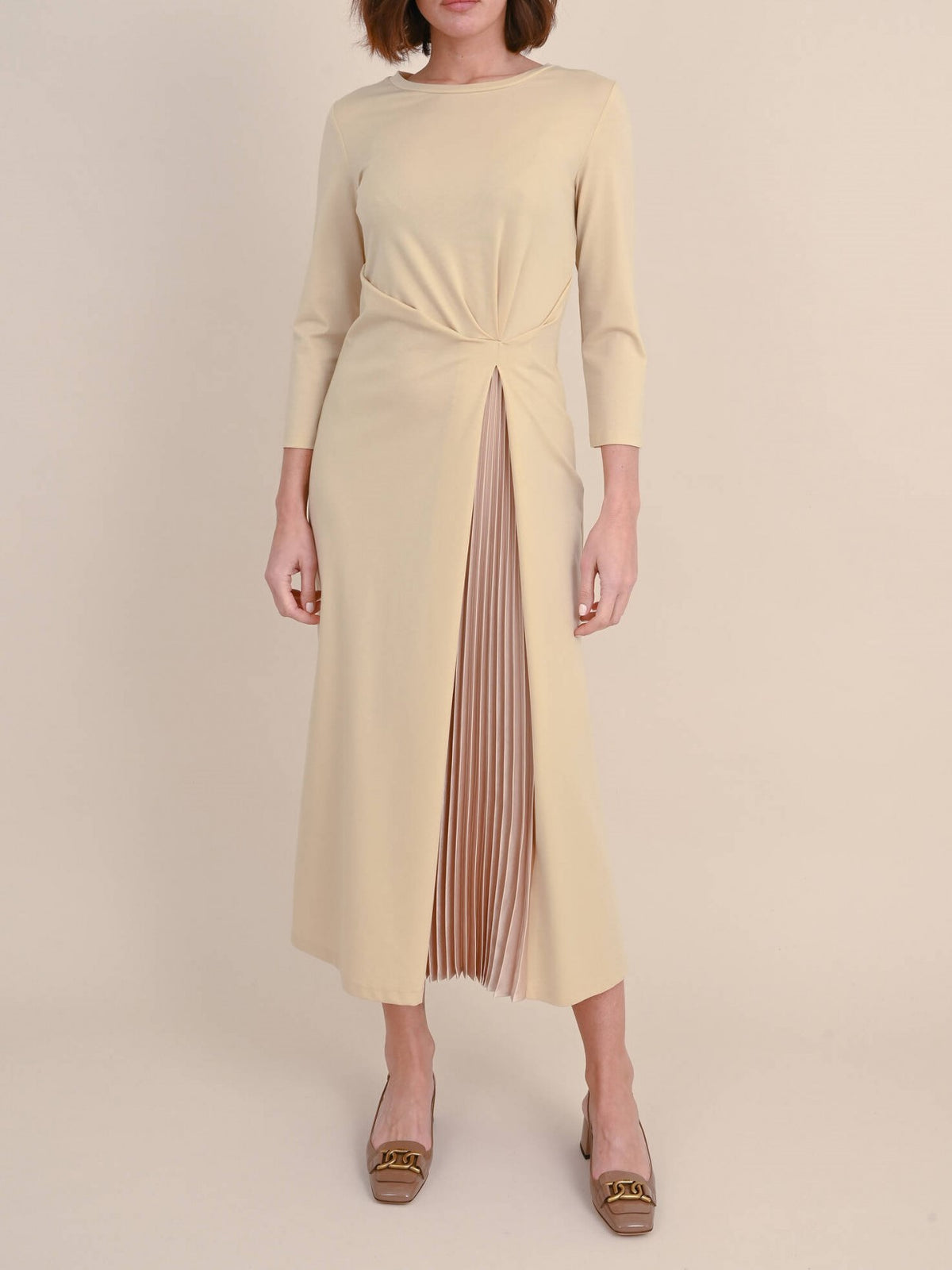 Vestido midi elegante com cintura torcida e painel plissado