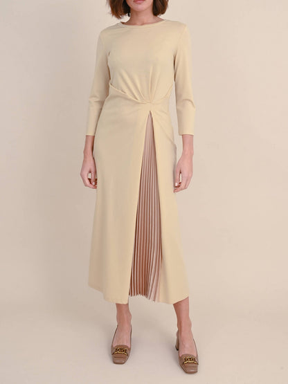 Vestido midi elegante com cintura torcida e painel plissado