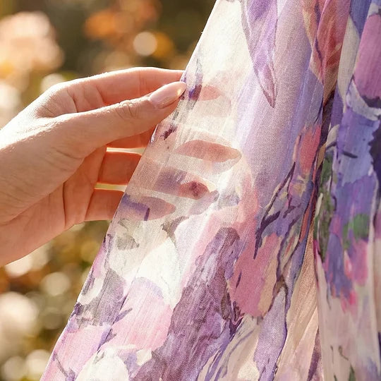 Vestido curto para menina com decote em V e estampado floral.
