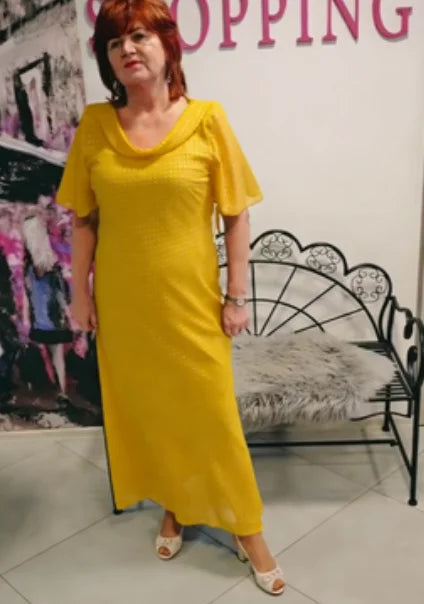Vestido em chiffon com decote em V e strass