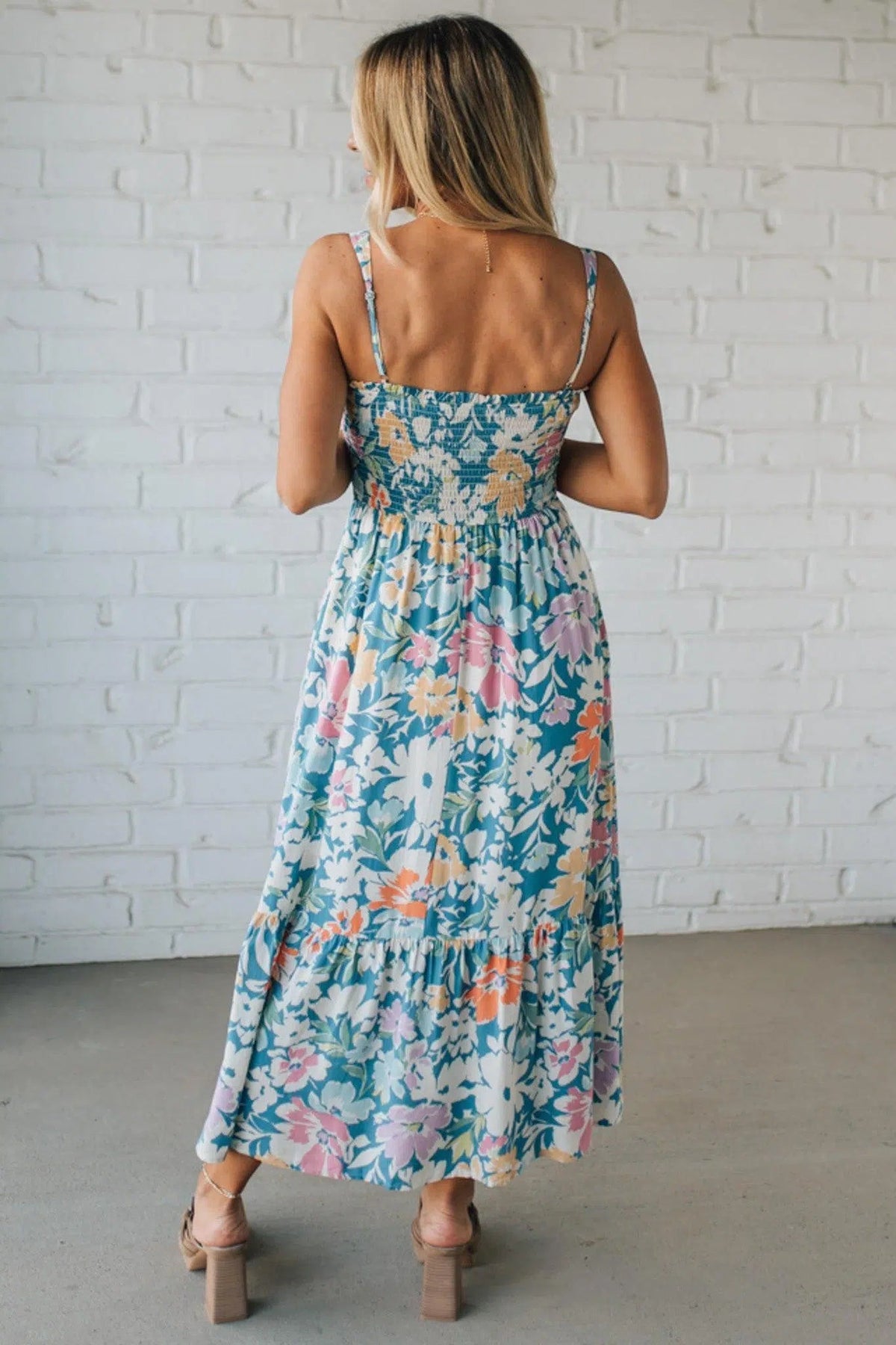 Vestido midi com alças e estampado floral