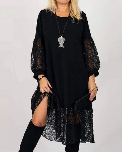 Um vestido com decote redondo, detalhes em renda e corte largo